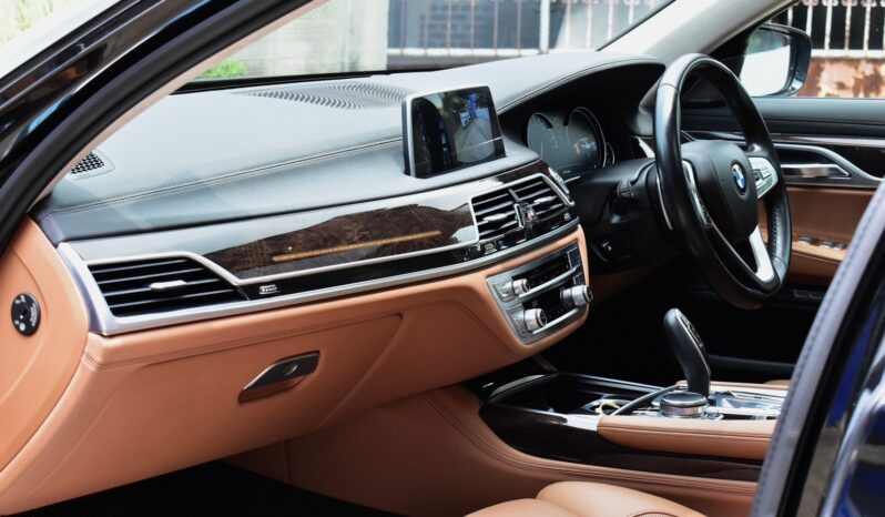 
								BMW 740Li Pure Excellence 2017 full									