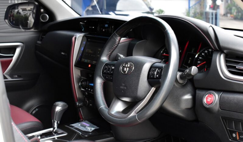 
								Toyota Fortuner 2.8  TRD 2018 full									