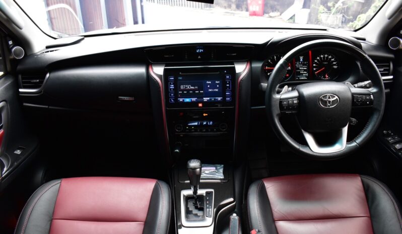 
								Toyota Fortuner 2.8  TRD 2018 full									