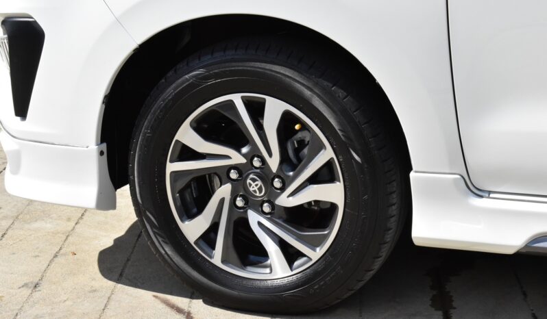 
								Toyota Innova 2.8 Crysta full									