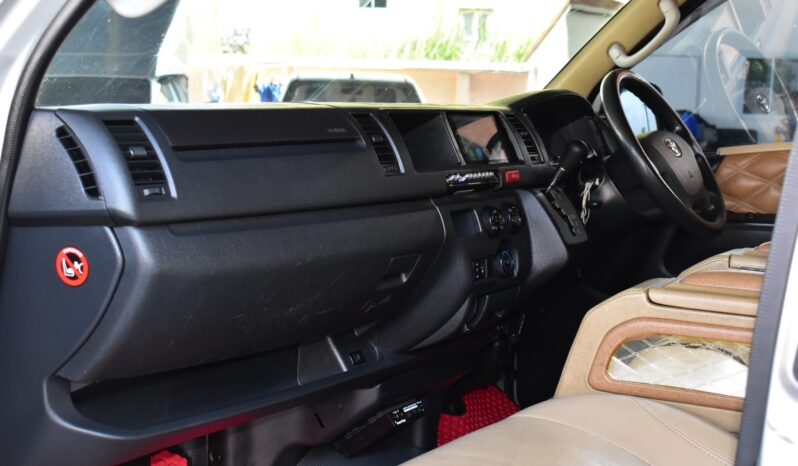 
								Toyota Cammuter 3.0 Auto 2015 full									