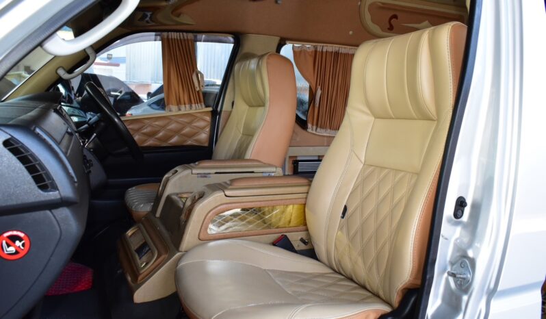 
								Toyota Cammuter 3.0 Auto 2015 full									