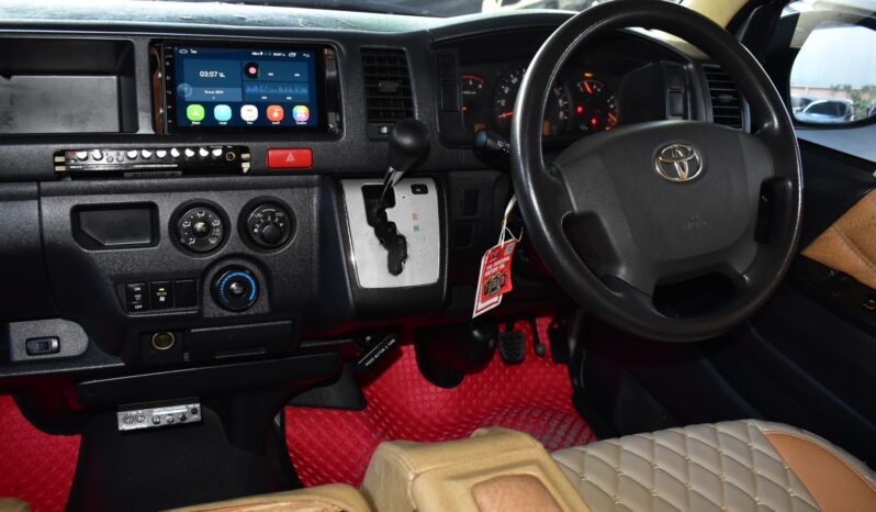 
								Toyota Cammuter 3.0 Auto 2015 full									