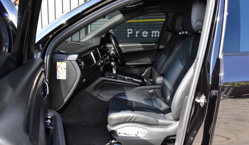 
								Porsche Macan 2.0 PDK Black 2022 full									