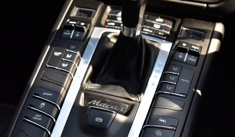 
								Porsche Macan 2.0 PDK Black 2022 full									