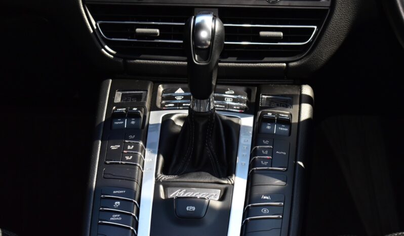 
								Porsche Macan 2.0 PDK Black 2022 full									