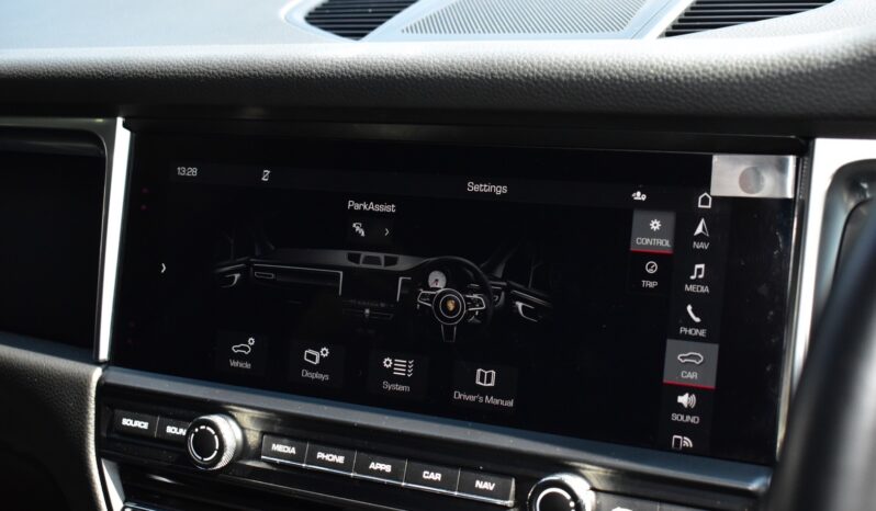 
								Porsche Macan 2.0 PDK Black 2022 full									