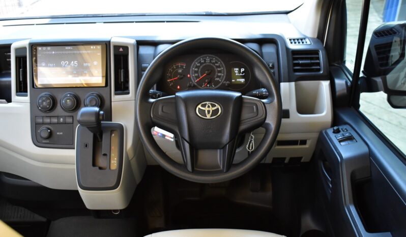 
								TOYOTA COMMUTER 2.8 AT 2021 full									