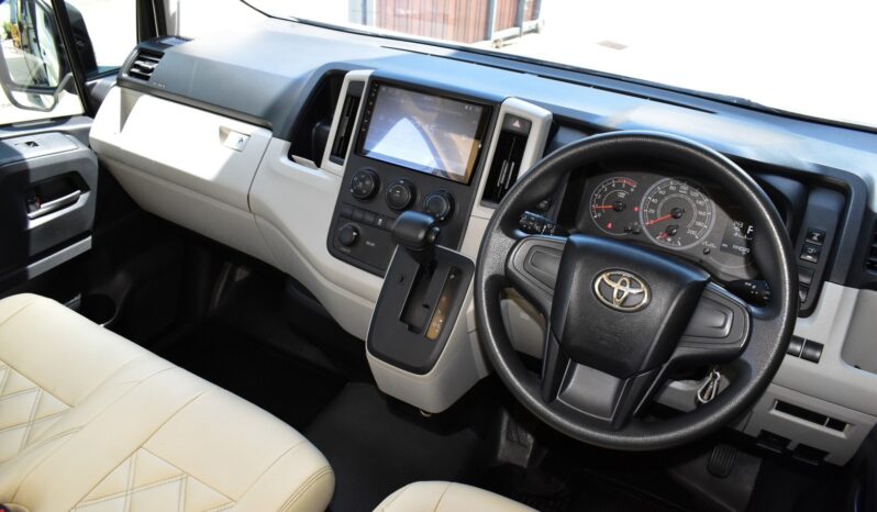 
								TOYOTA COMMUTER 2.8 AT 2021 full									